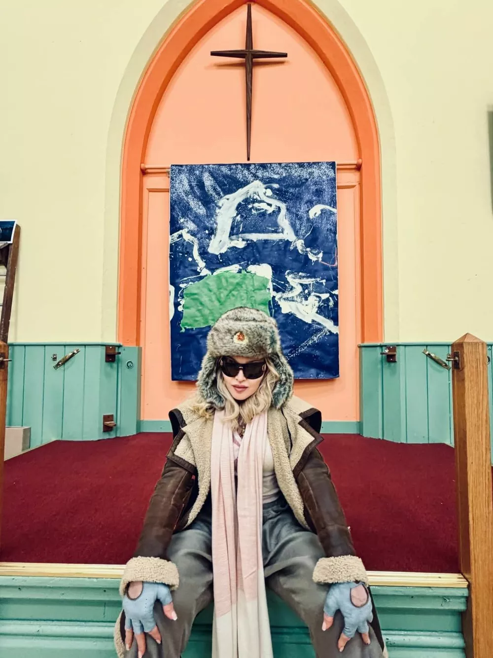 Мадонна вышла в свет в шапке-ушанке с кокардой Мадонна вышла в свет в шапке-ушанке с кокардой