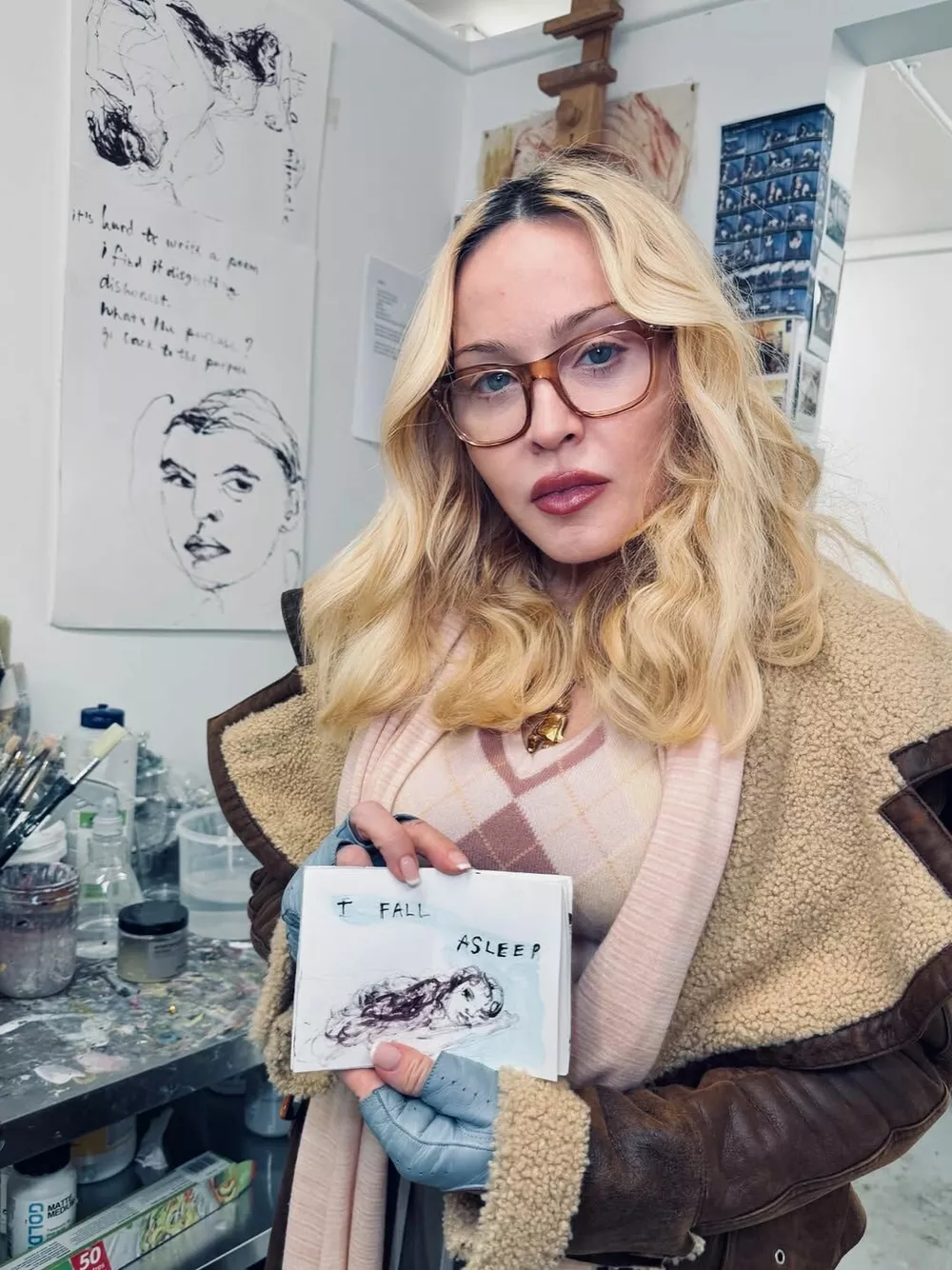 Мадонна вышла в свет в шапке-ушанке с кокардой Мадонна вышла в свет в шапке-ушанке с кокардой