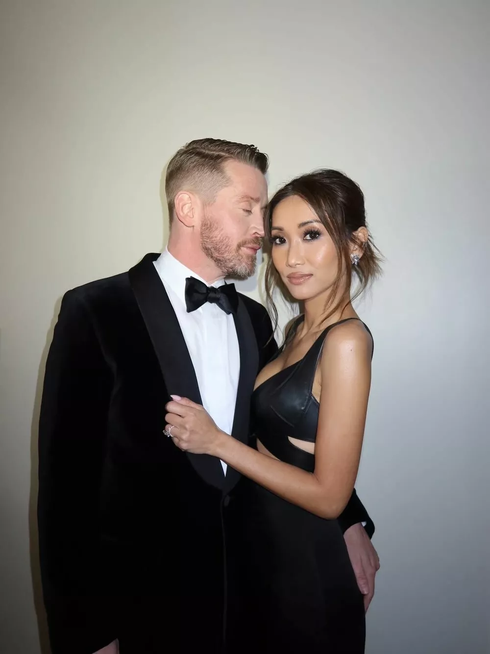 Фото дня: Маколей Калкин нежно обнимает любимую за кулисами "Золотого глобуса"