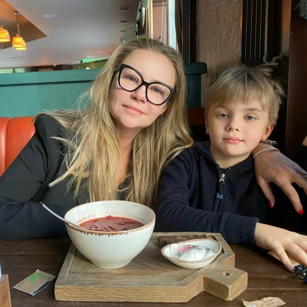 Мария Миронова впервые за долгое время вышла в соцсети и показала подросшего сына