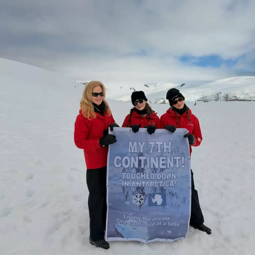 Николь Кидман поделилась фото с дочками из отпуска в Антарктиде