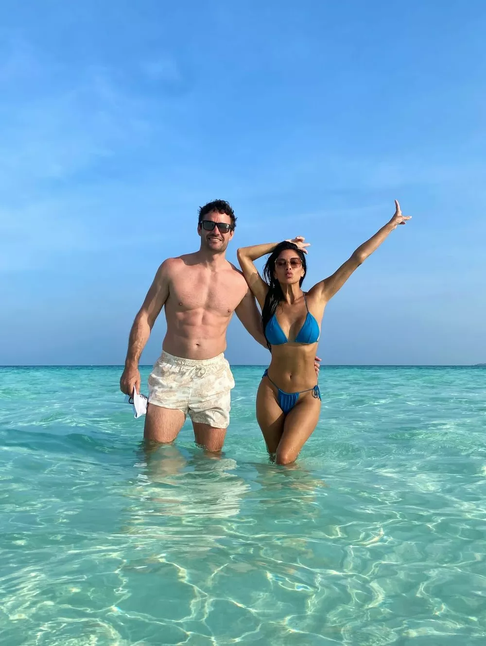 47-летняя Николь Шерзингер делится горячими фото из отпуска с женихом