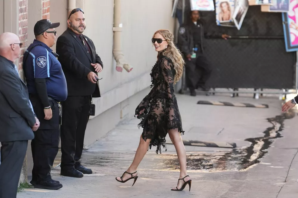 Образ дня: Марго Робби в прозрачных черных кружевах