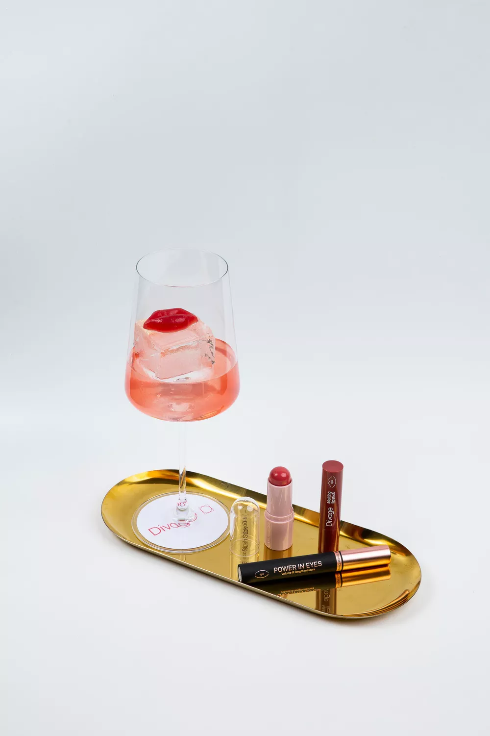 Гавайский массаж, трюфельные маски и помады от инфлюенсеров: дайджест beauty-новостей Гавайский массаж, трюфельные маски и помады от инфлюенсеров: дайджест beauty-новостей