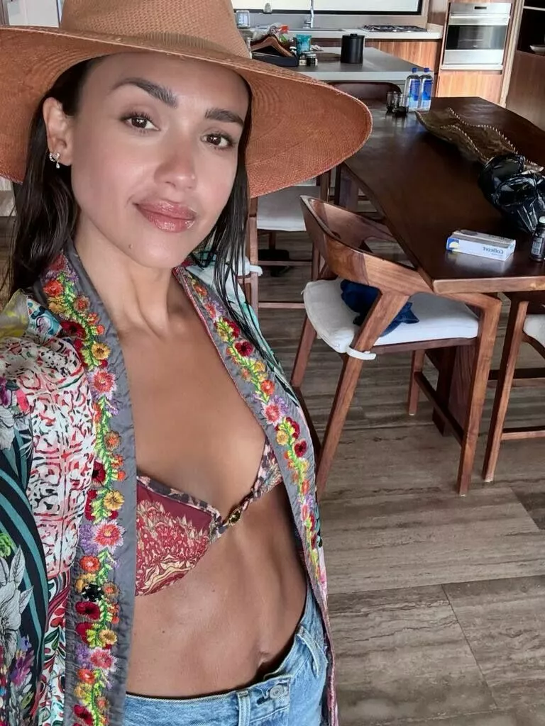 Пляж вместо снега: кто из звезд предпочитает зимовать в тепле