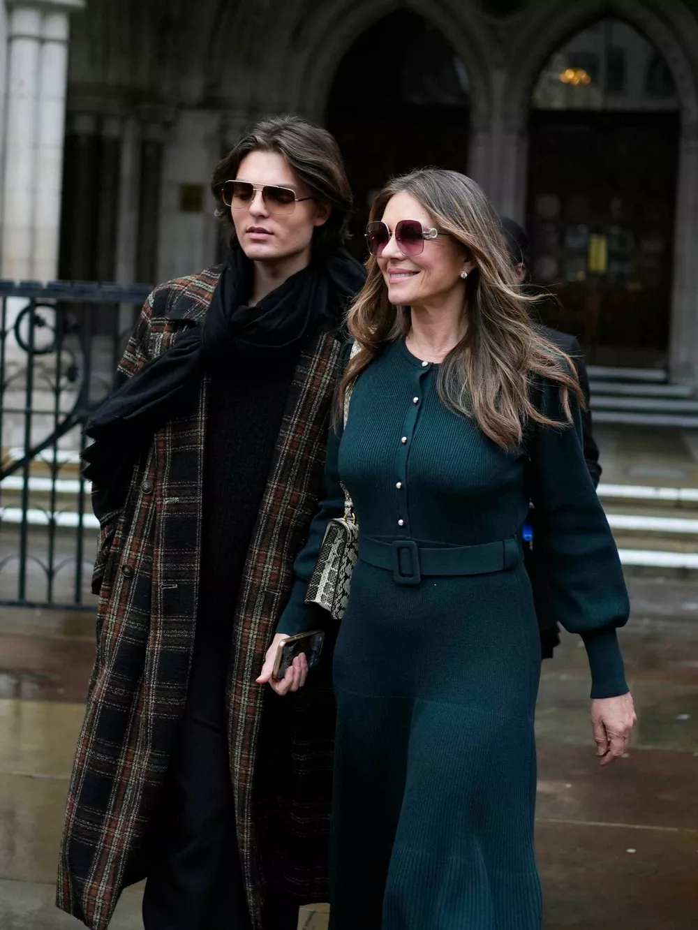 Принц Гарри поддержал Элизабет Херли в суде