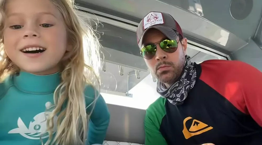 Энрике Иглесиас опубликовал забавное видео со старшей дочерью от Анны Курниковой