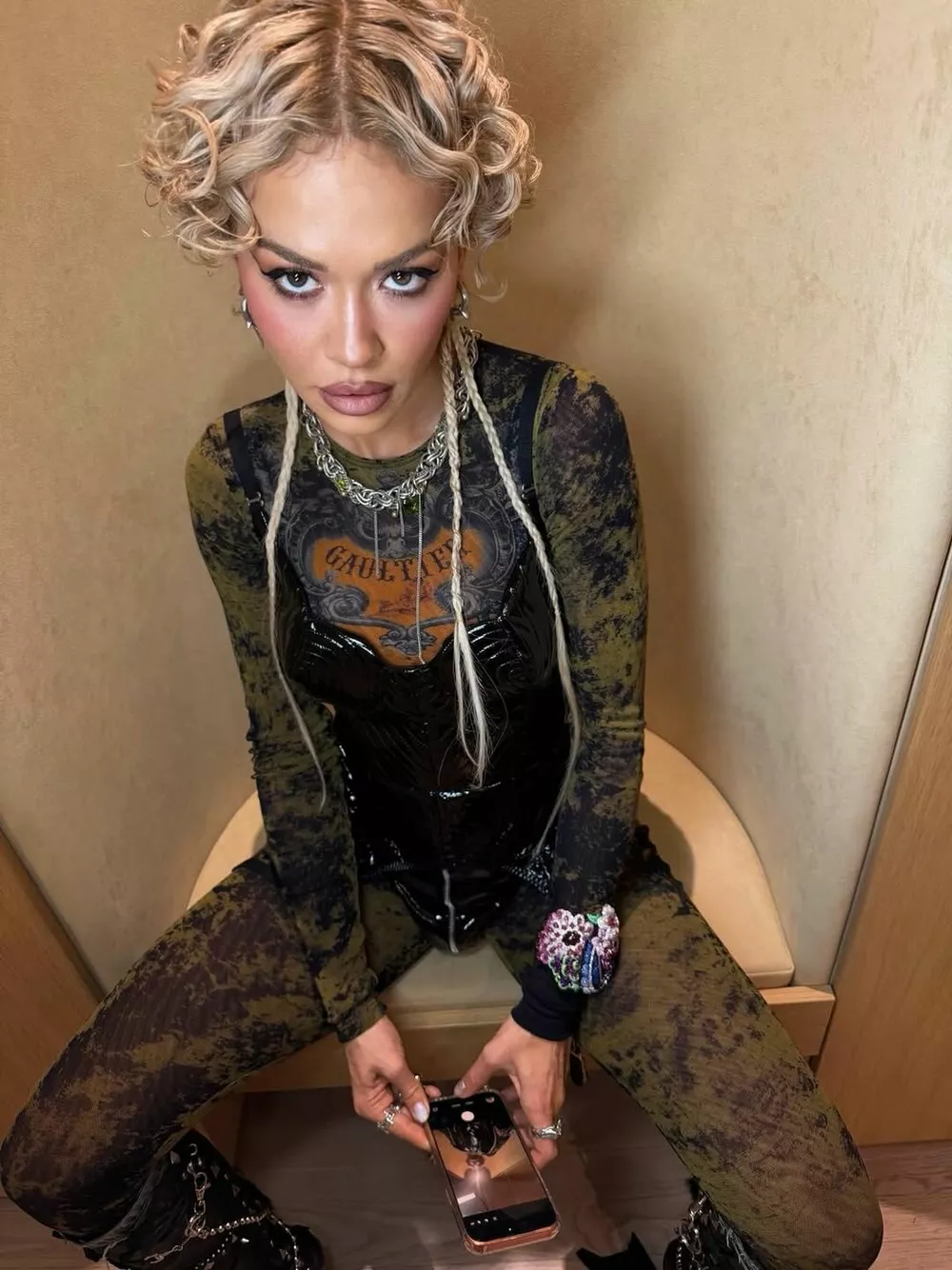 Рита Ора обнажилась до белья на провокационных селфи