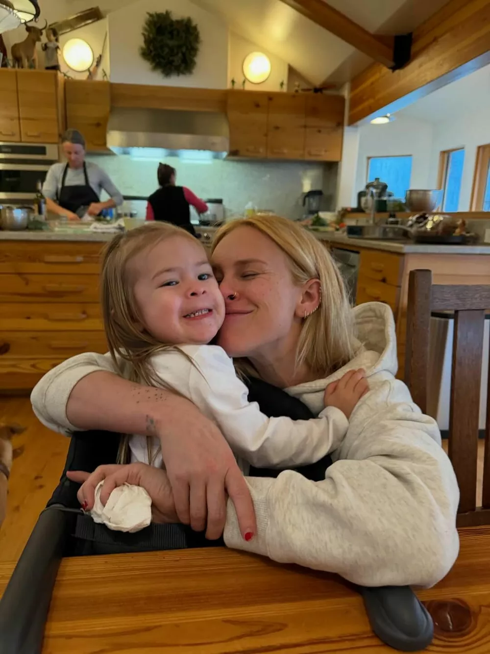 Румер Уиллис сфотографировалась в бикини с дочкой на руках Румер Уиллис сфотографировалась в бикини с дочкой на руках