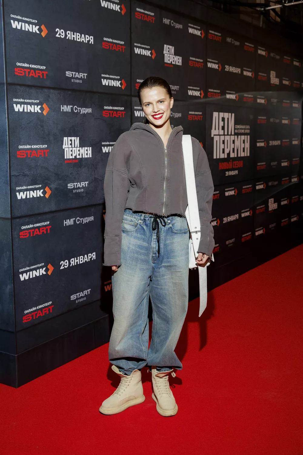 Виктория Исакова с мамой, Рузиль Минекаев и Сергей Гилев  &mdash; с женами: семейный выход на светской премьере нового сезона "Детей перемен"