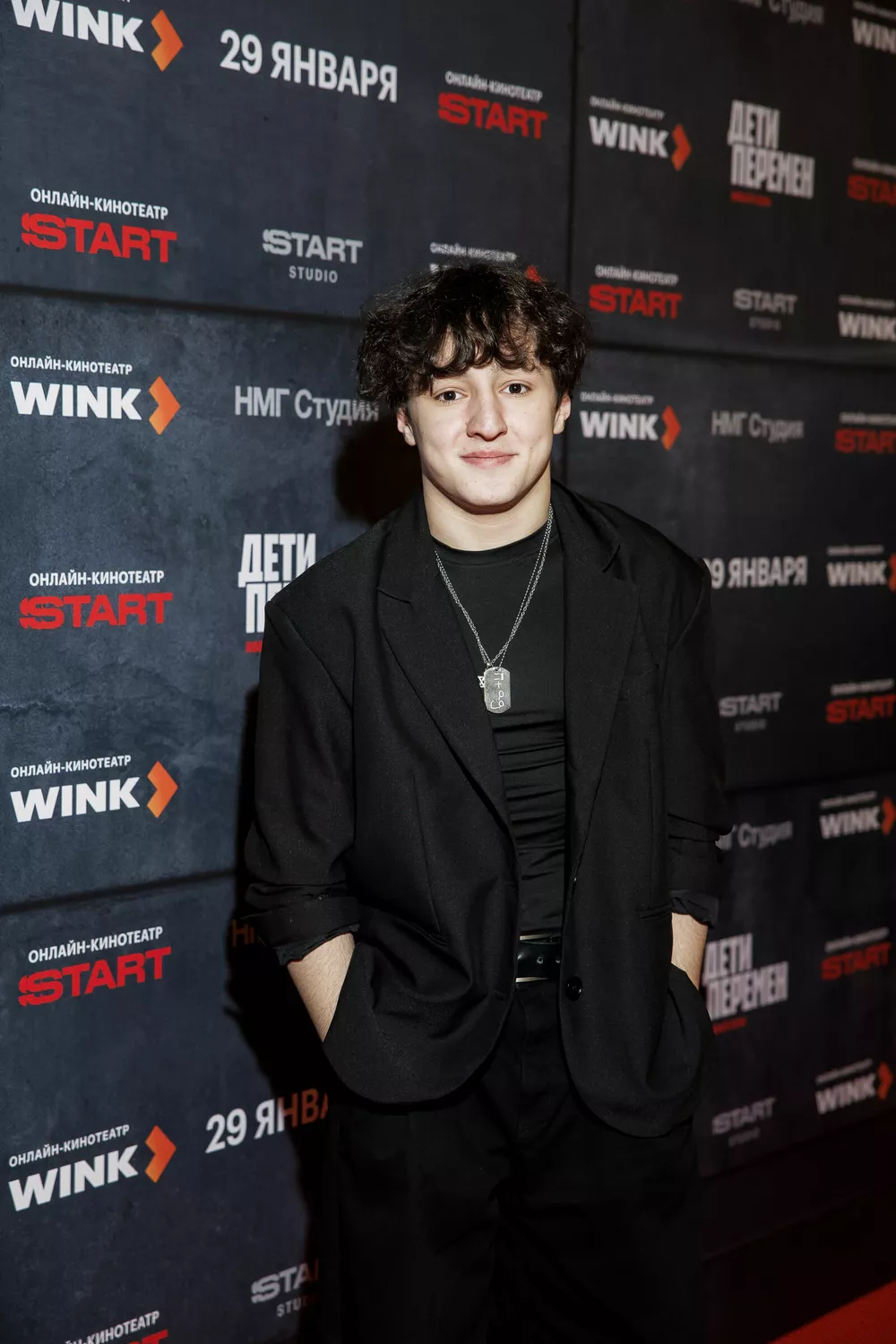 Виктория Исакова с мамой, Рузиль Минекаев и Сергей Гилев  &mdash; с женами: семейный выход на светской премьере нового сезона "Детей перемен"