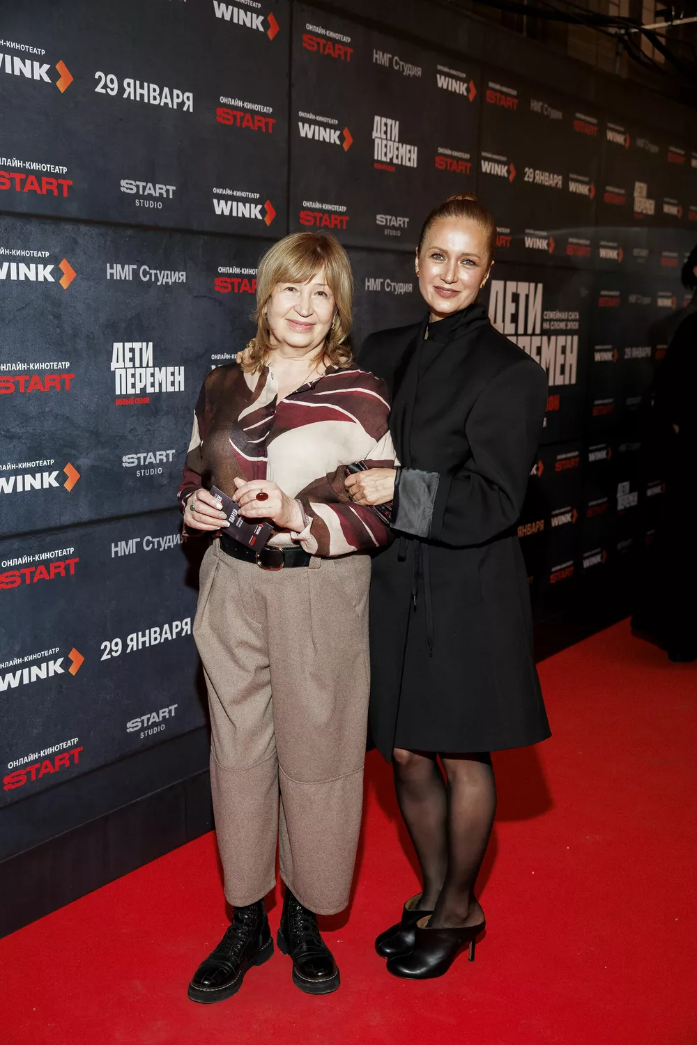 Виктория Исакова с мамой, Рузиль Минекаев и Сергей Гилев  &mdash; с женами: семейный выход на светской премьере нового сезона "Детей перемен"