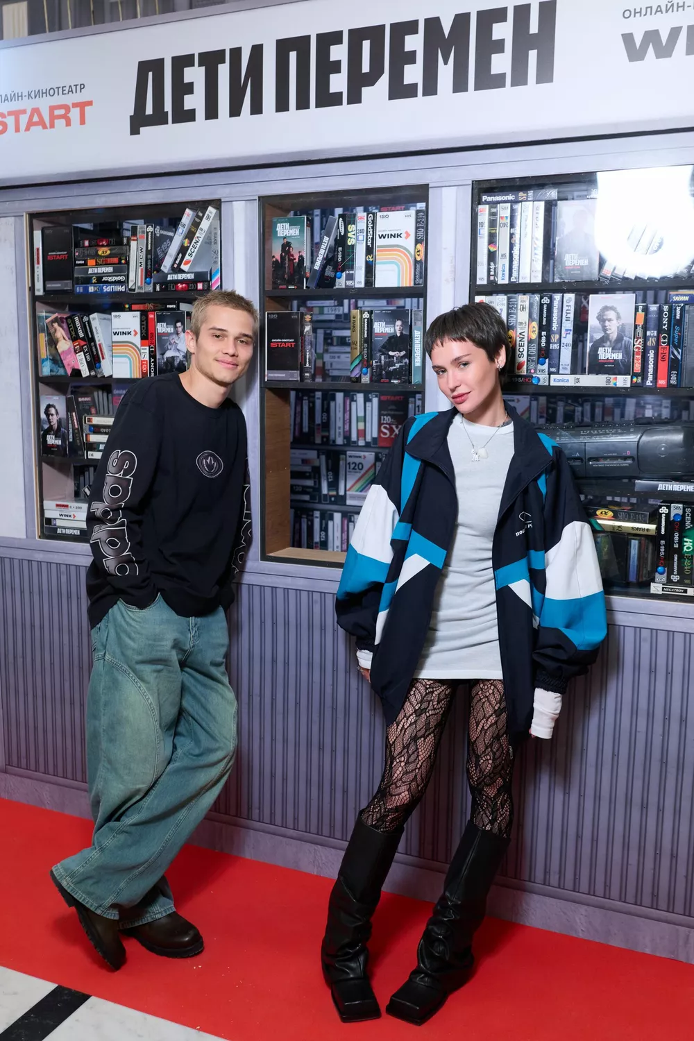 Виктория Исакова с мамой, Рузиль Минекаев и Сергей Гилев  &mdash; с женами: семейный выход на светской премьере нового сезона "Детей перемен"