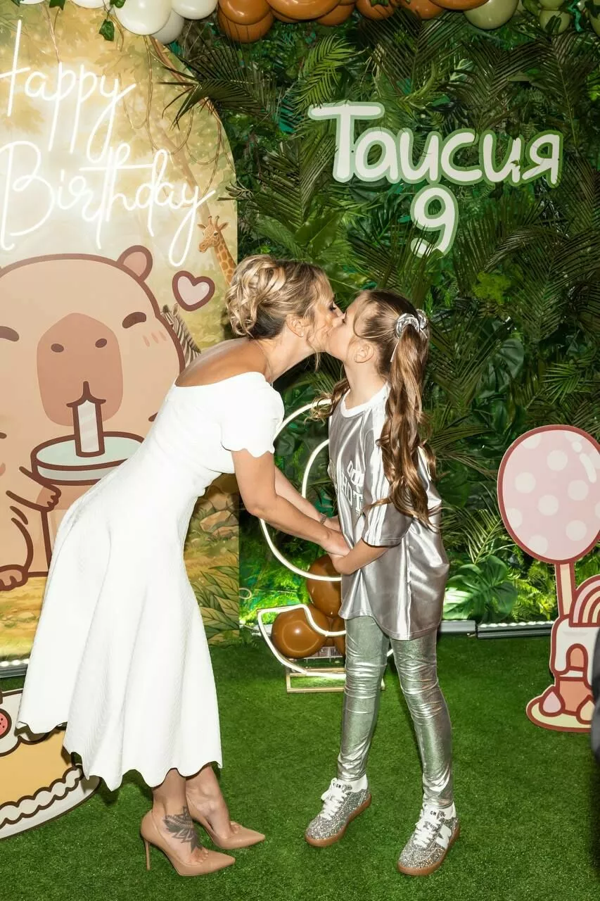 Живая змея, батуты и торт с капибарой: Пелагея отметила день рождения дочери Живая змея, батуты и торт с капибарой: Пелагея отметила день рождения дочери