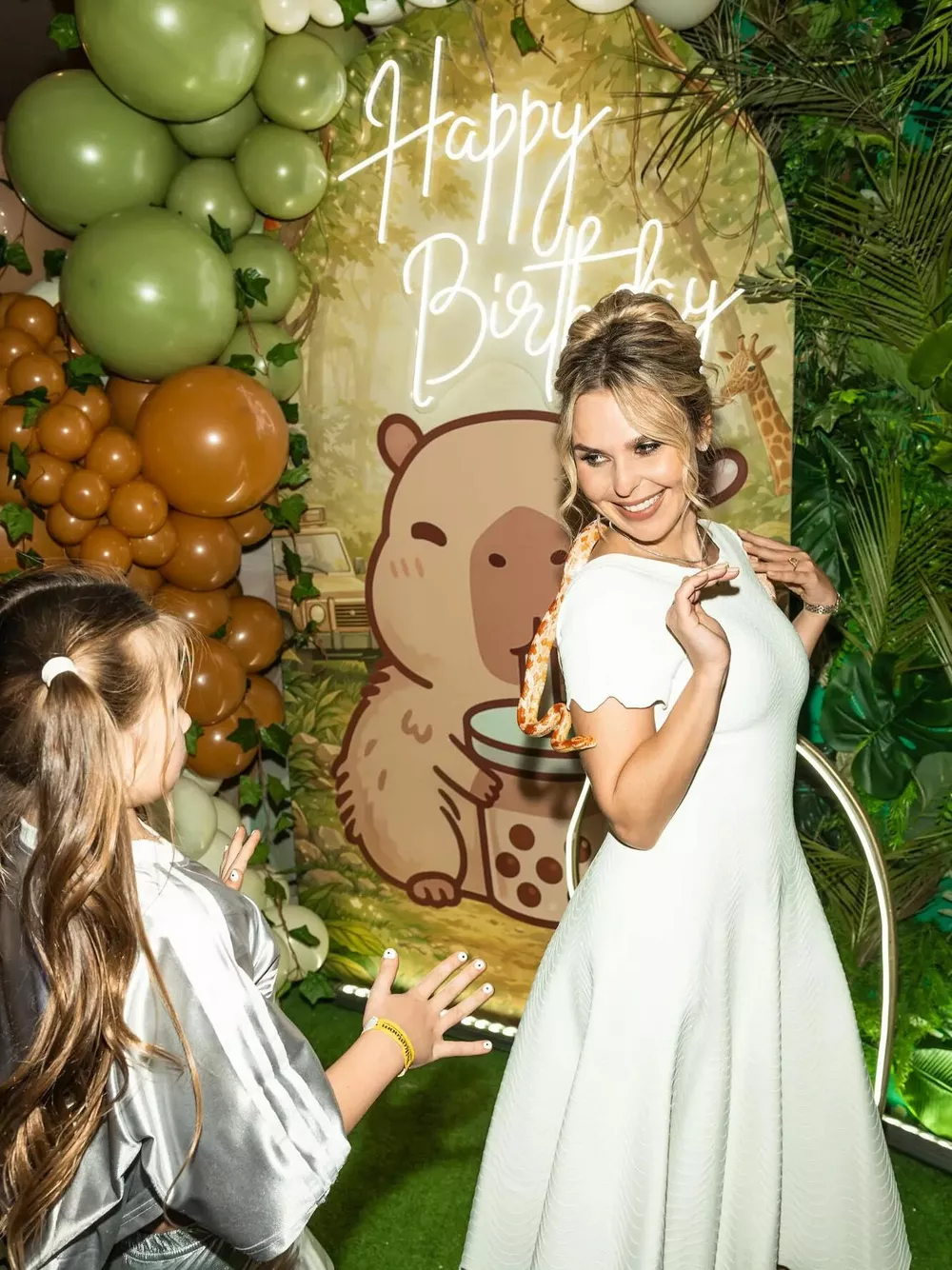 Живая змея, батуты и торт с капибарой: Пелагея отметила день рождения дочери Живая змея, батуты и торт с капибарой: Пелагея отметила день рождения дочери