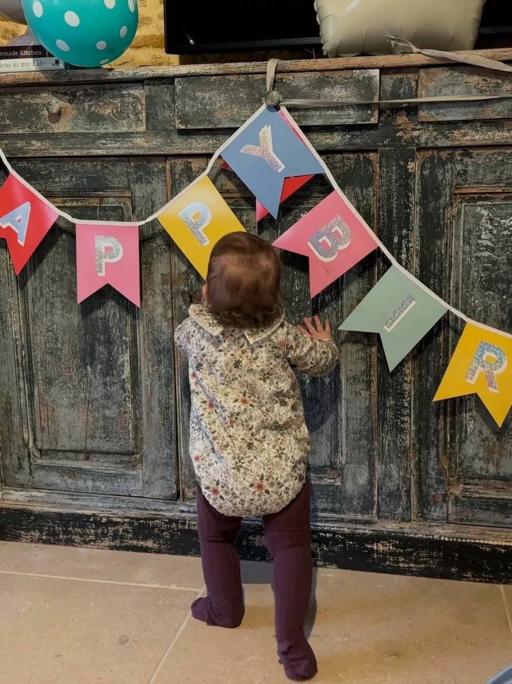 Звезда "Эмили в Париже" Лили Коллинз показала редкие фото годовалой дочери Звезда "Эмили в Париже" Лили Коллинз показала редкие фото годовалой дочери