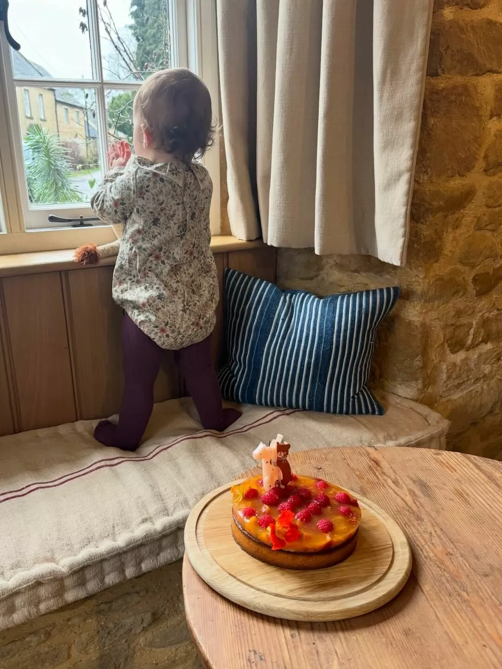 Звезда "Эмили в Париже" Лили Коллинз показала редкие фото годовалой дочери Звезда "Эмили в Париже" Лили Коллинз показала редкие фото годовалой дочери