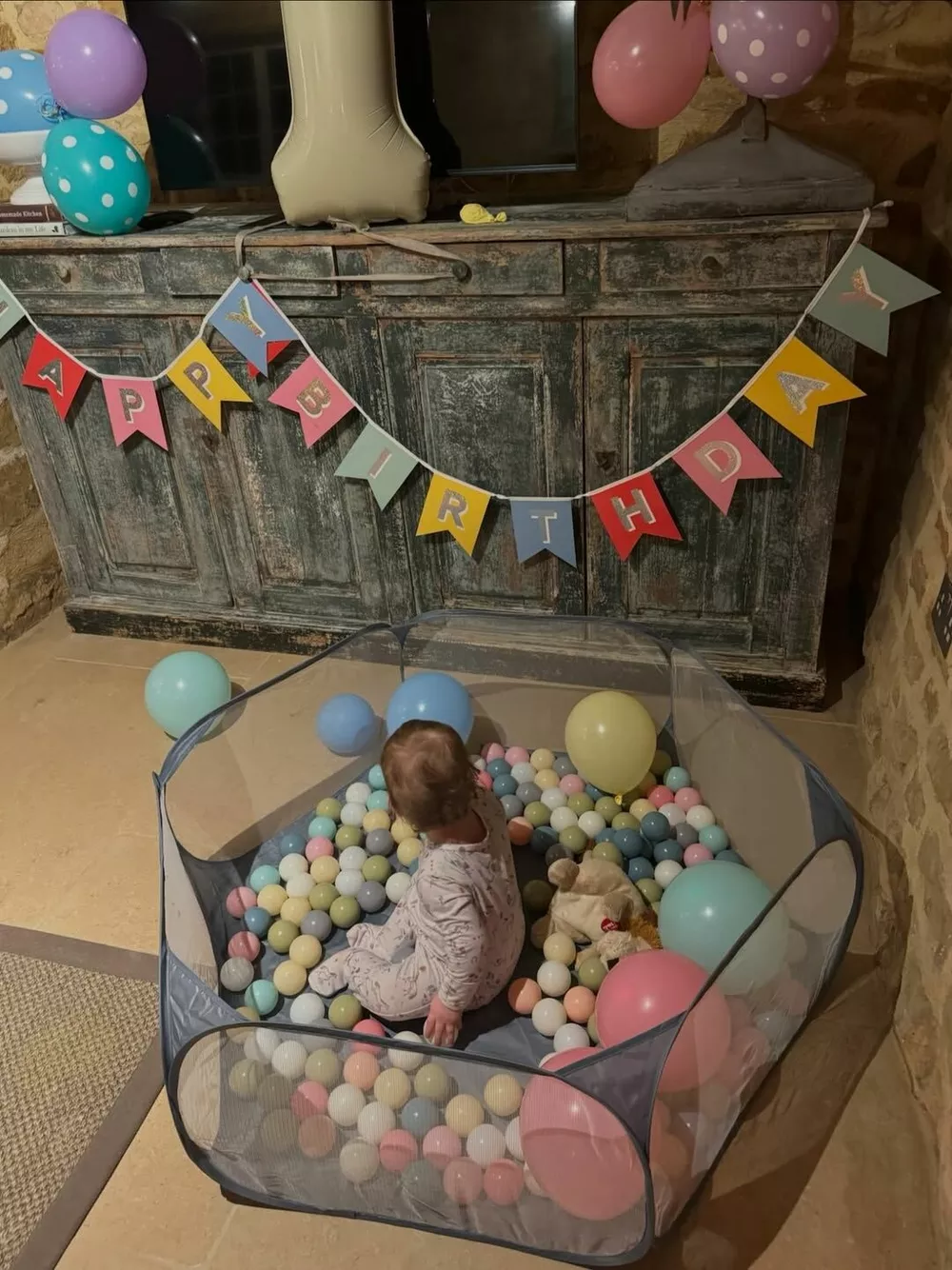 Звезда "Эмили в Париже" Лили Коллинз показала редкие фото годовалой дочери Звезда "Эмили в Париже" Лили Коллинз показала редкие фото годовалой дочери