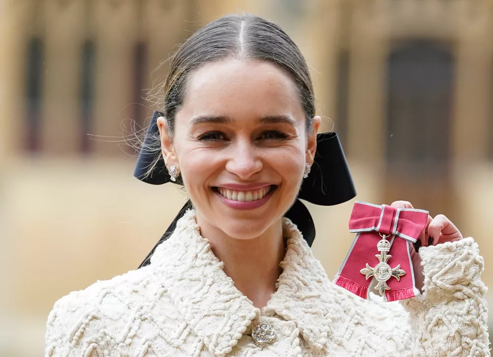 Звезда Игры престолов Эмилия Кларк получила Орден Британской империи из рук принца Уильяма 