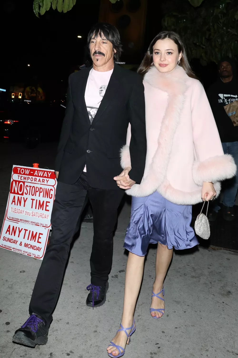 63-летний Энтони Кидис впервые вывел в свет возлюбленную, которая намного младше него