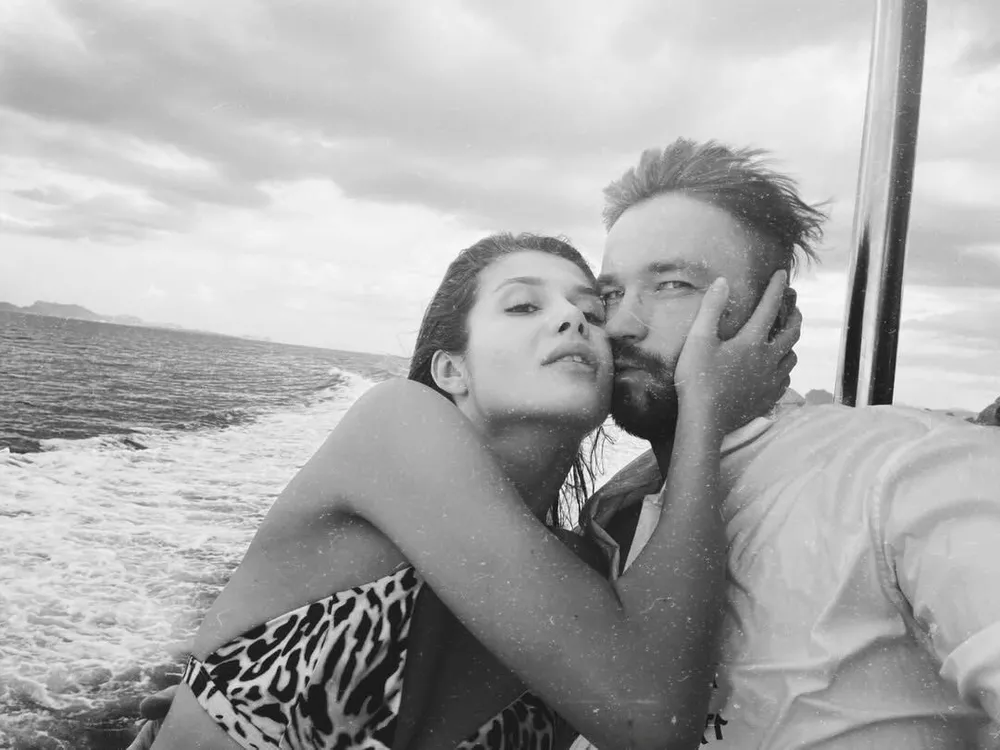 Александр Петров отдыхает на яхте с женой и маленьким сыном Александр Петров отдыхает на яхте с женой и маленьким сыном