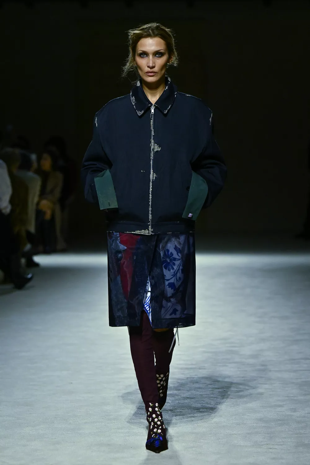 Белла Хадид вернулась на подиум: 4 лаконичных образа с показа Prada в Милане