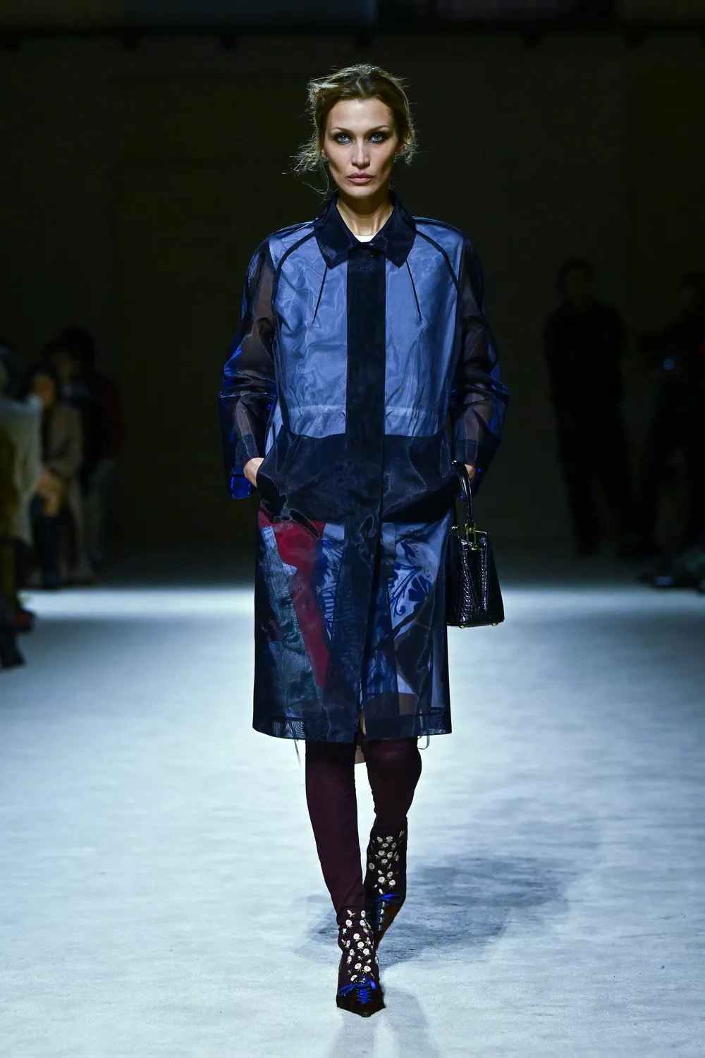 Белла Хадид вернулась на подиум: 4 лаконичных образа с показа Prada в Милане