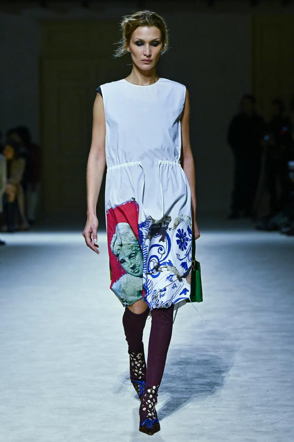 Белла Хадид вернулась на подиум: 4 лаконичных образа с показа Prada в Милане