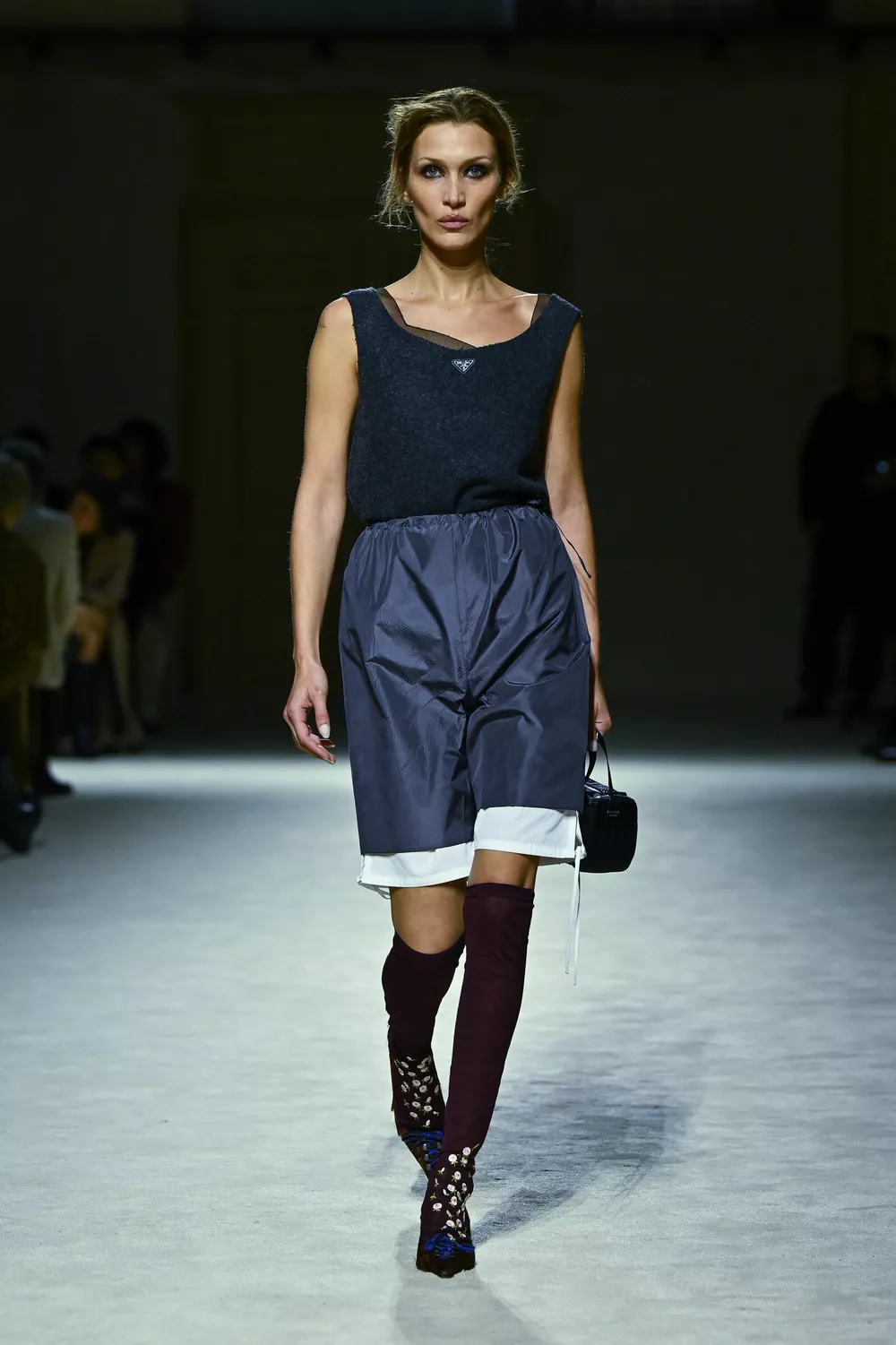 Белла Хадид вернулась на подиум: 4 лаконичных образа с показа Prada в Милане