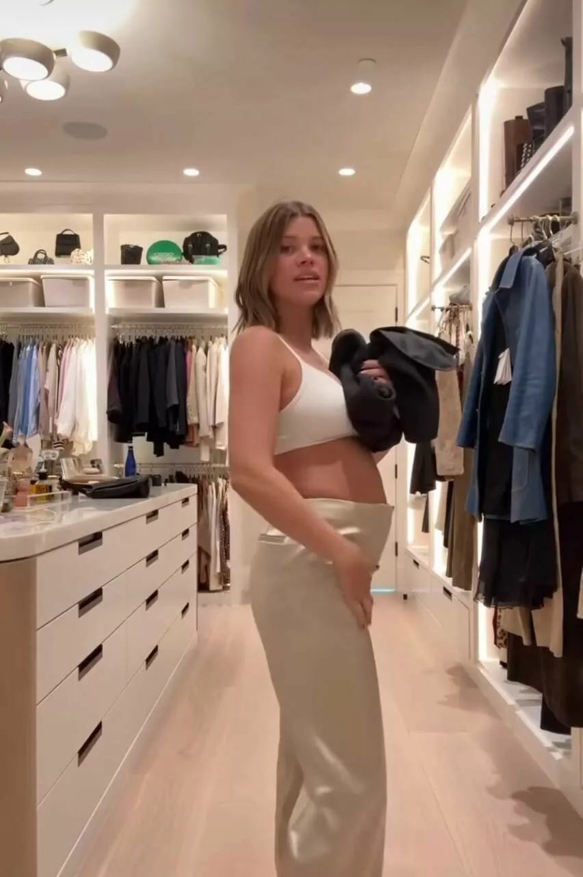 Без пяти минут мама: глубоко беременная София Ричи демонстрирует подросший живот