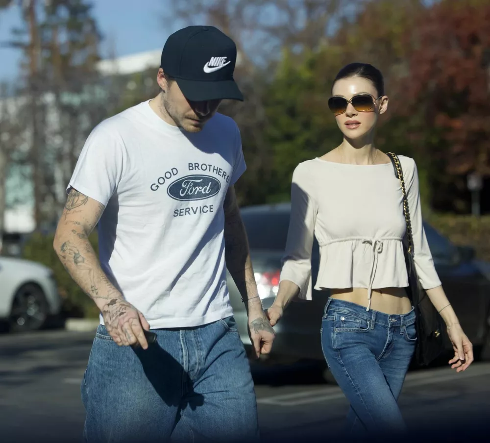 Бруклин Бекхэм высмеял братьев футболкой с символичной надписью