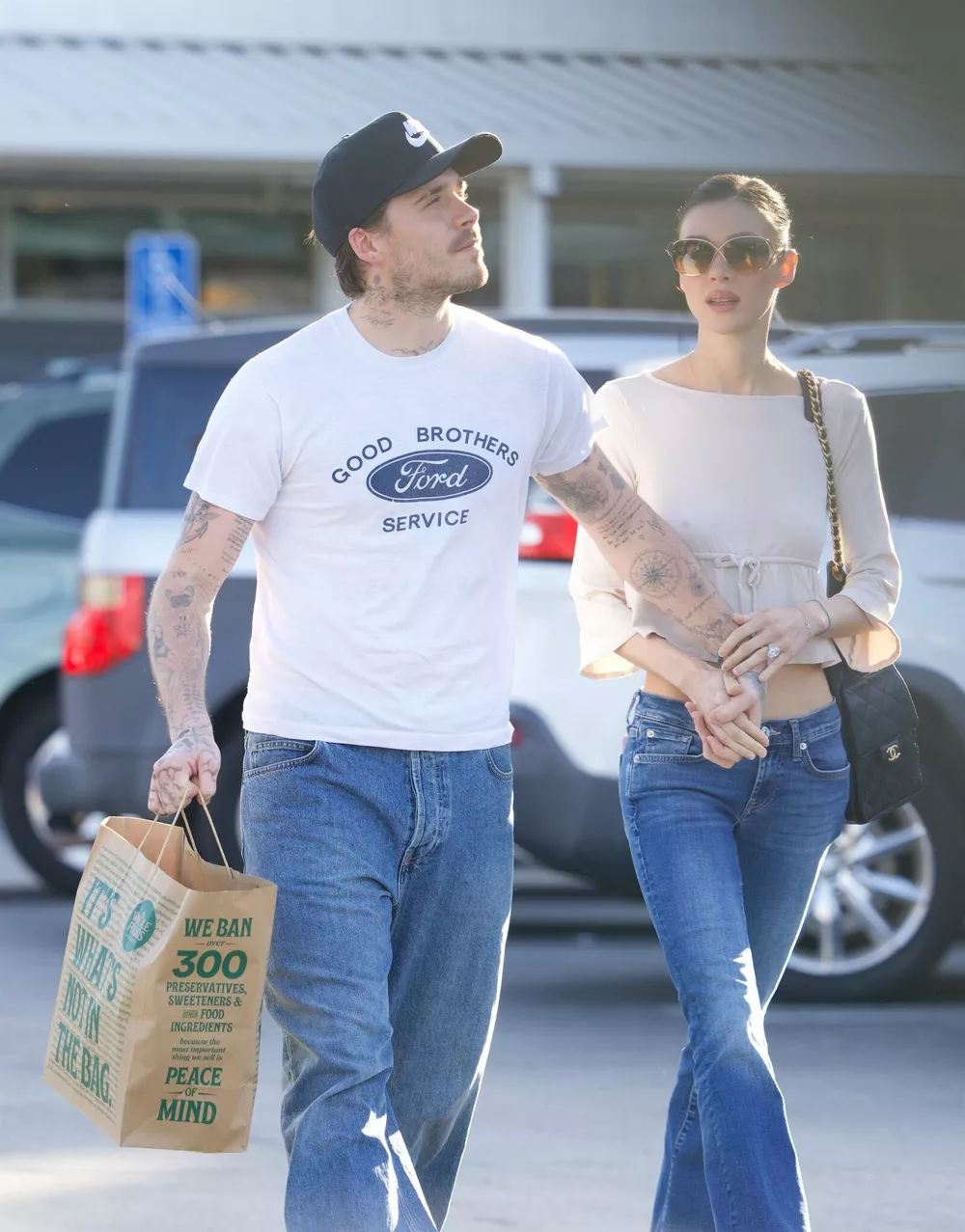 Бруклин Бекхэм высмеял братьев футболкой с символичной надписью