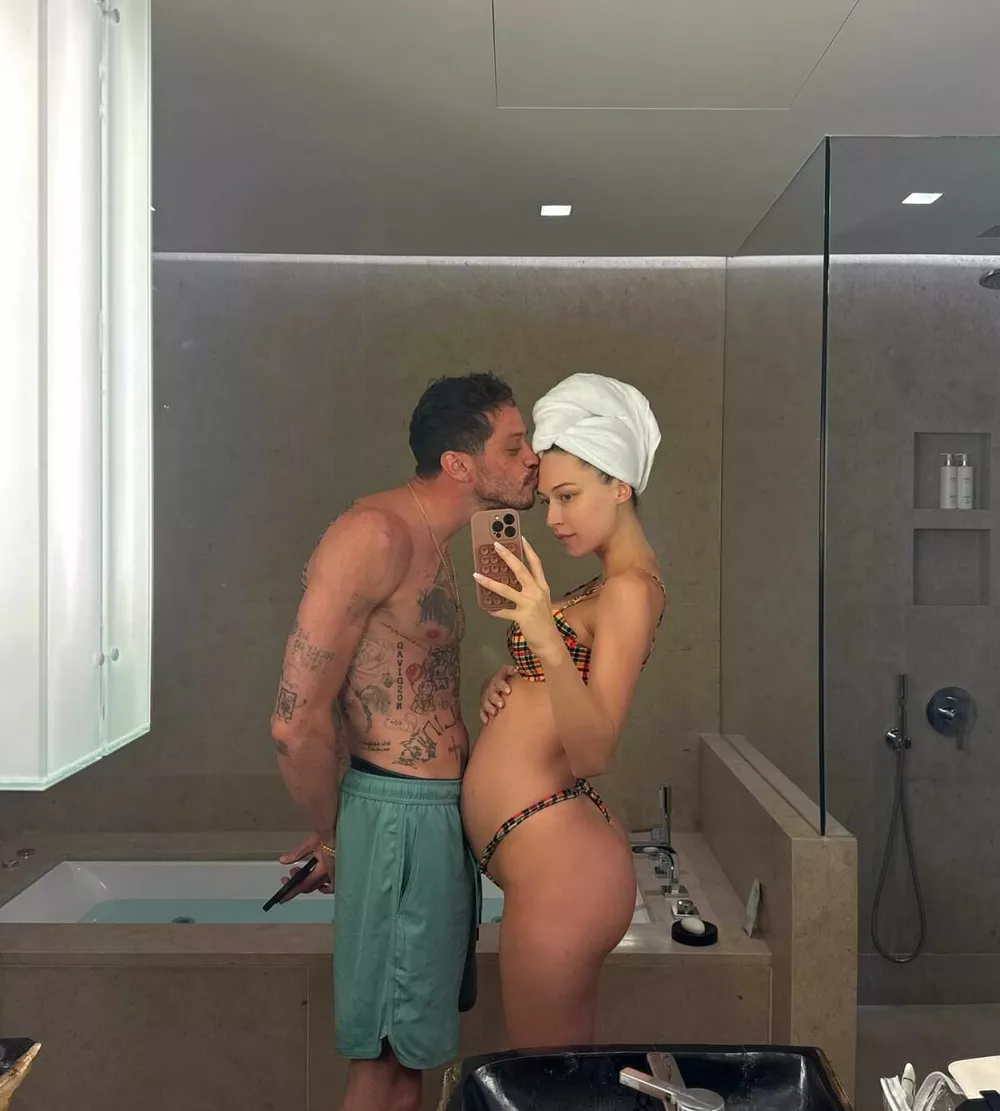 Девушка Пита Дэвидсона стыдится того, что не кормит новорожденную дочь грудью