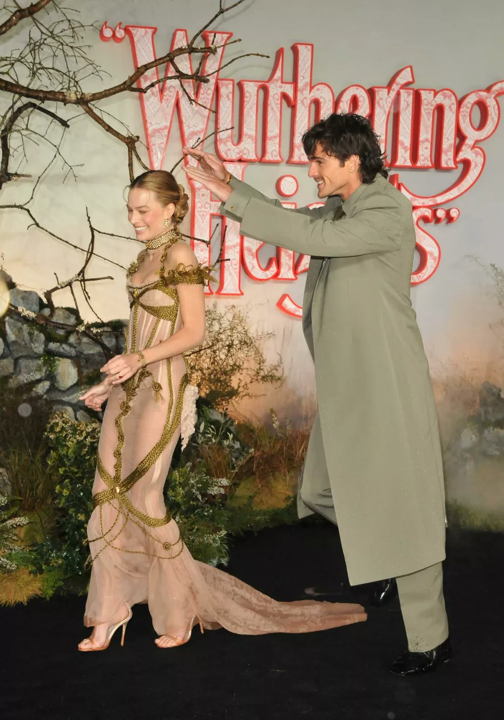 Джейкоб Элроди и Марго Робби воссоздали культовую сцену из "Грозового перевала" на красной дорожке