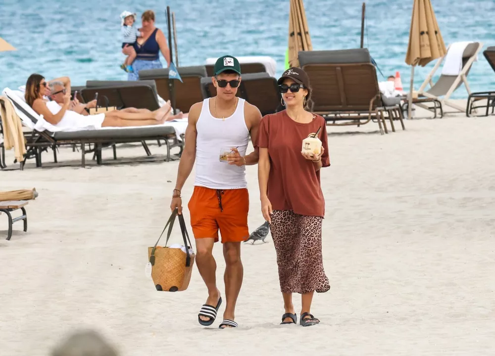 Джессика Альба нежно обнимается с новым избранником на глазах у публики