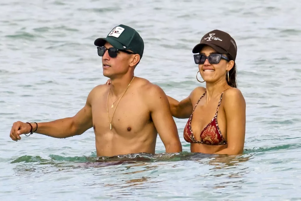 Джессика Альба нежно обнимается с новым избранником на глазах у публики