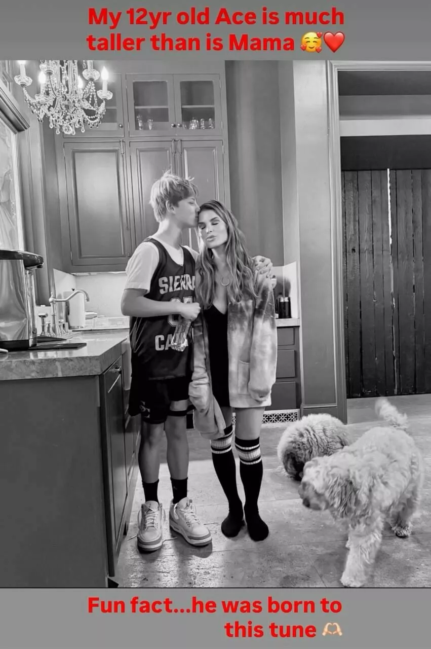 Джессика Симпсон показала 12-летнего сына, который на голову выше нее