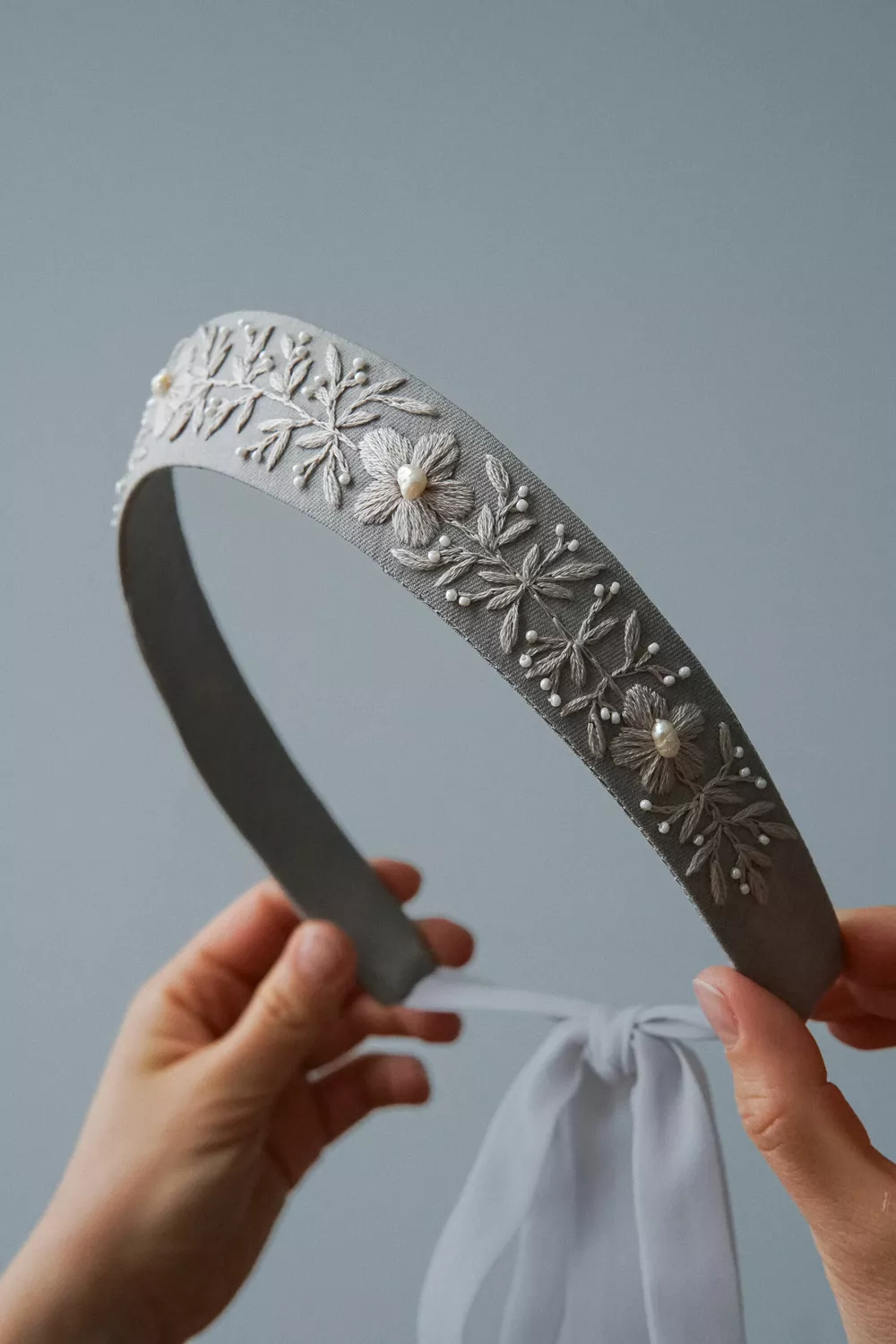 Редкий фарфор, венцы с ручной вышивкой и цветочные зеркала: гид по фестивалю ARTFLECTION