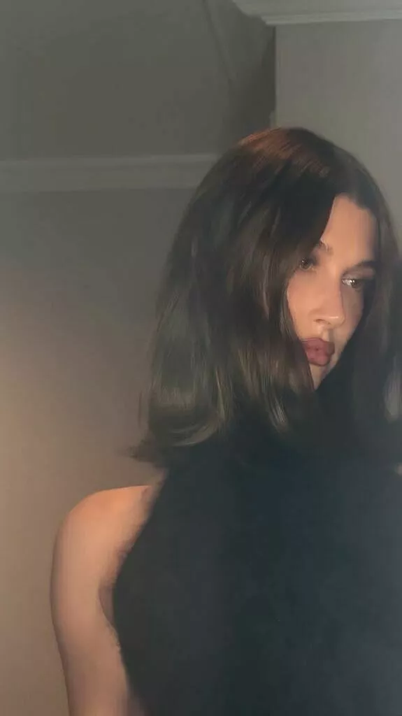 Хейли Бибер продемонстрировала элегантный вечерний образ