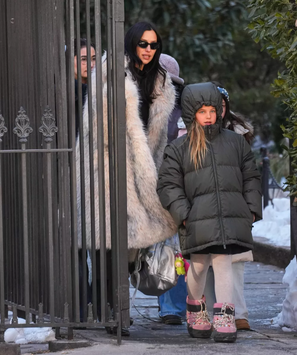 Ирина Шейк с дочкой преодолевают нью-йоркские сугробы по пути из школы