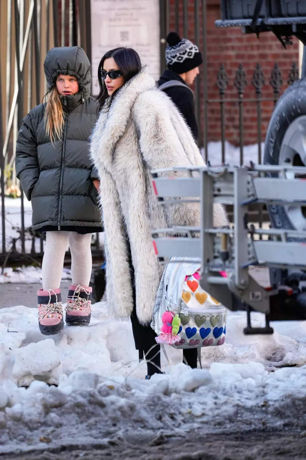 Ирина Шейк с дочкой преодолевают нью-йоркские сугробы по пути из школы