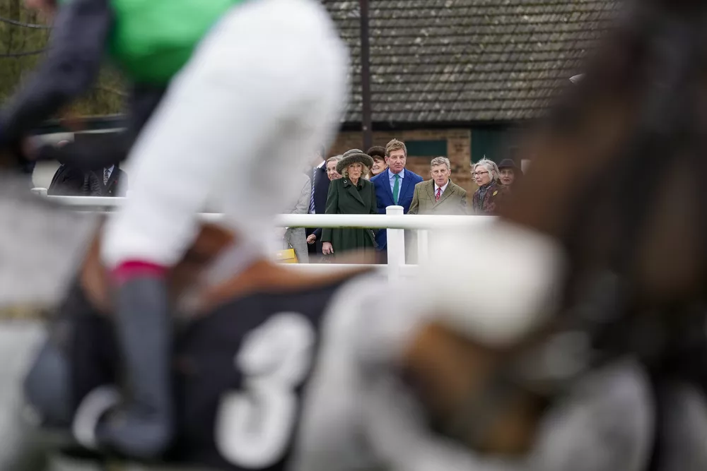 Камилла посетила скачки на фоне ареста бывшего принца Эндрю