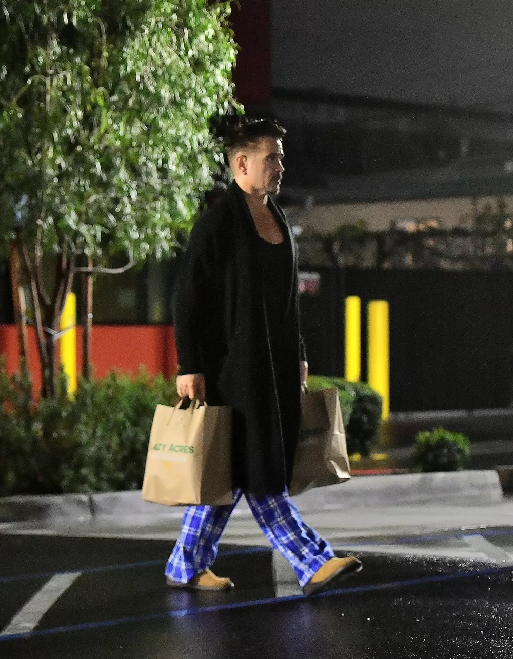 Колин Фаррелл вышел в супермаркет в пижаме