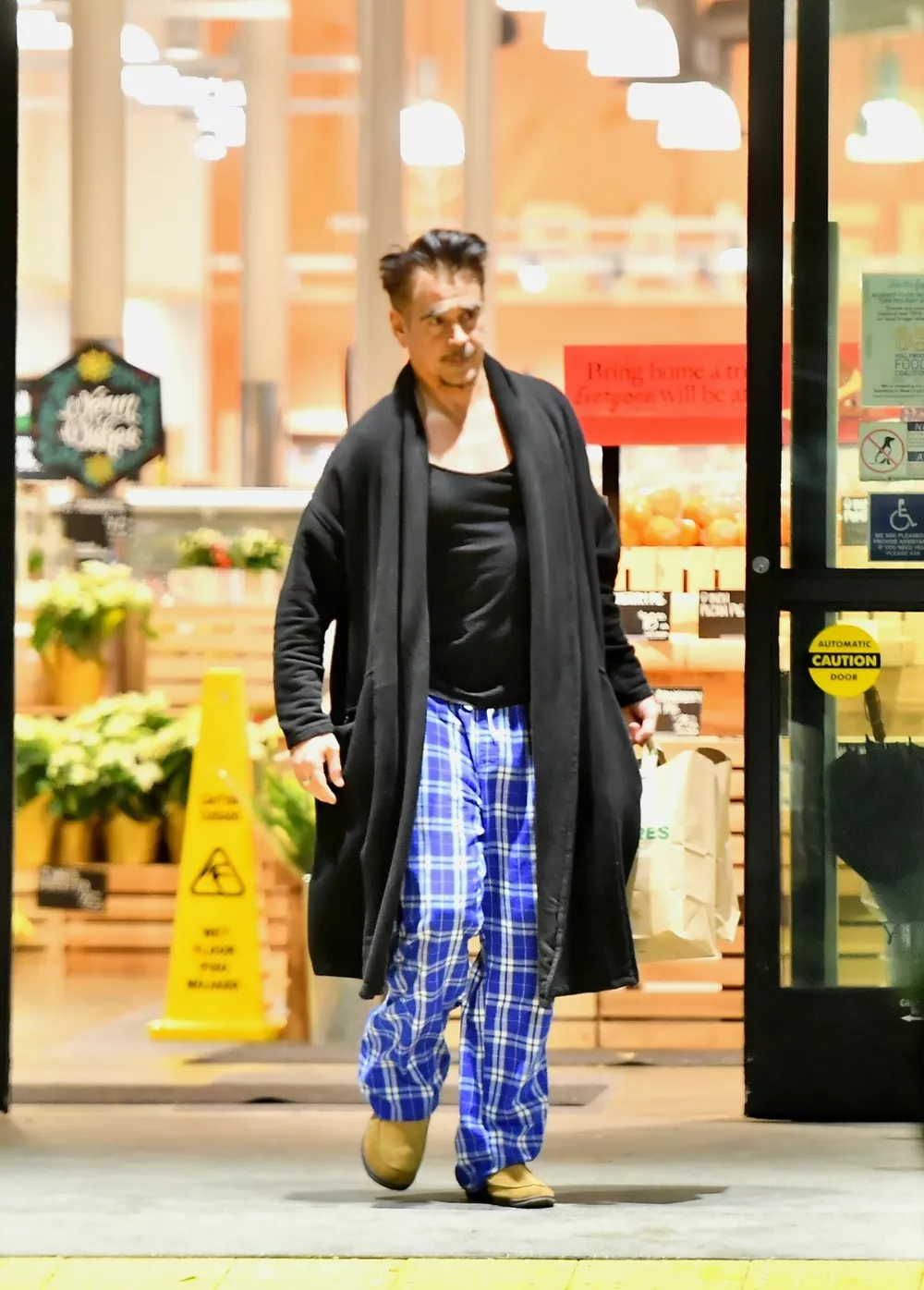 Колин Фаррелл вышел в супермаркет в пижаме