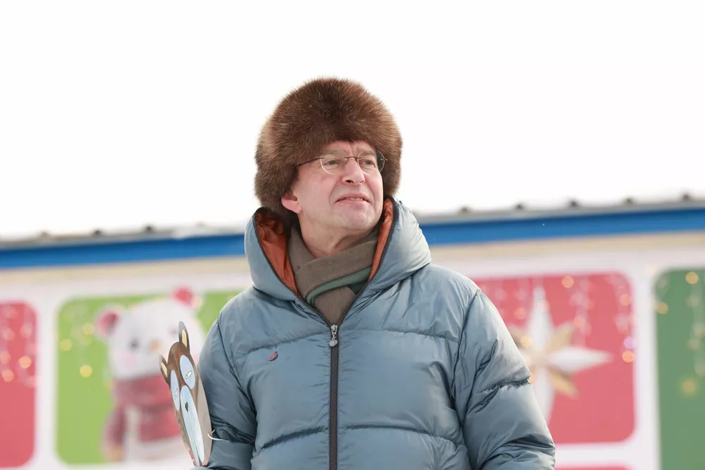 Константин Хабенский, Ольга Сутулова, Евгения Медведева и другие вышли на лед ради благого дела