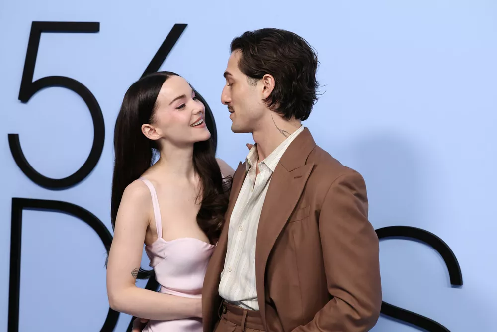 Лидер M&aring;neskin Дамиано Давид с невестой и певица Холзи с женихом: звездные пары на премьере в ЛА