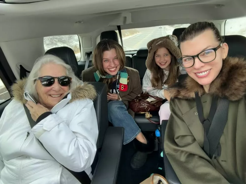 Милла Йовович показала младшую дочь по особому случаю