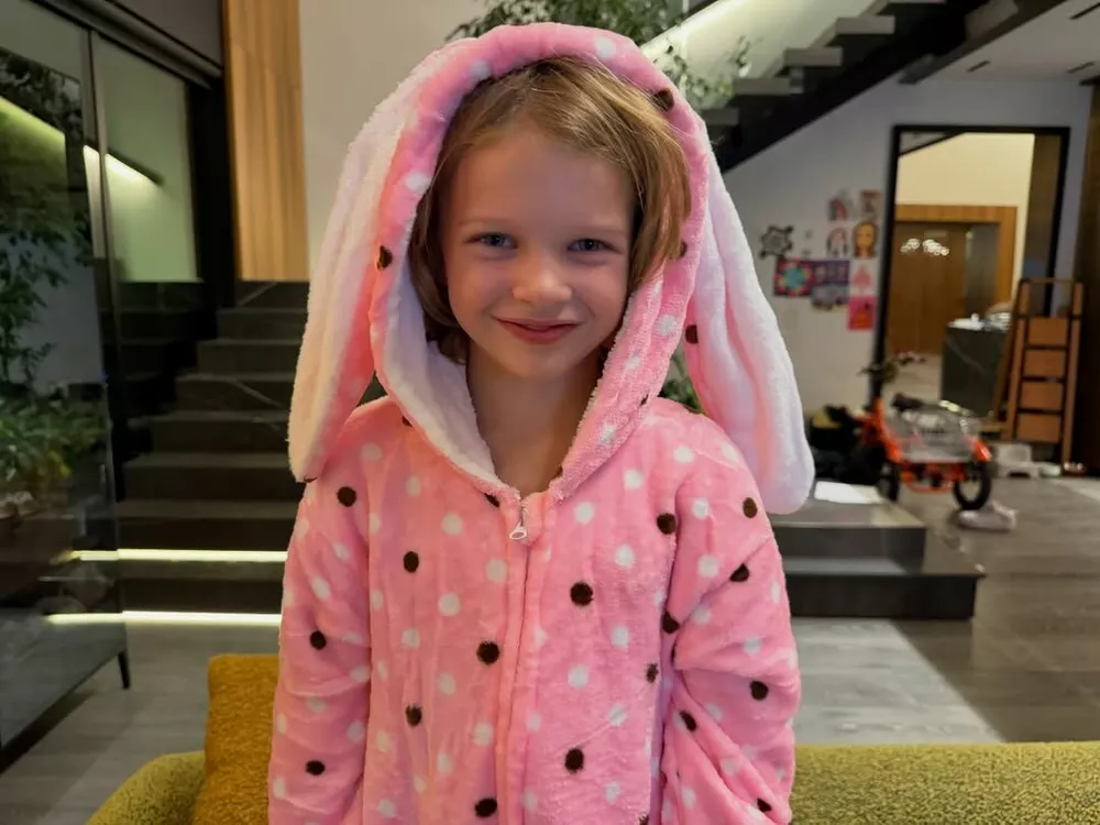 Милла Йовович показала младшую дочь по особому случаю