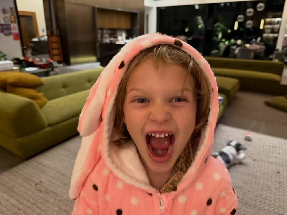 Милла Йовович показала младшую дочь по особому случаю