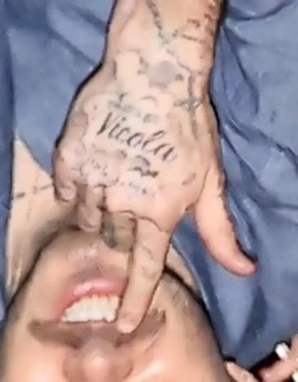 Мосты сожжены: Бруклин Бекхэм решил удалить все тату, связанные с семьей